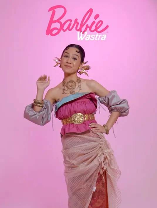 Terakhir, Andien Aisyah tampil menggemaskan dengan busana dodotan fuschia dan kain batik. Dilengkapi dengan belt emas dan puffy sleeve abu-abu [@andienaisyah]