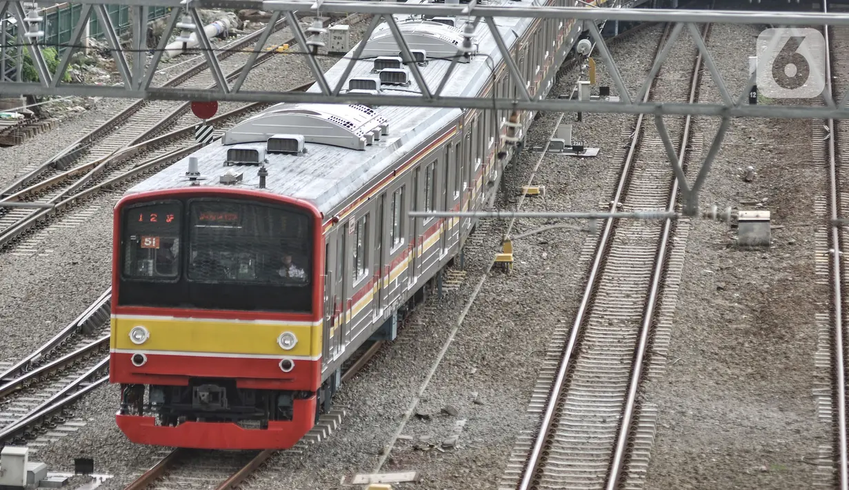 Kereta Commuter Line melintas di Stasiun Jatinegara, Jakarta, Senin (19/10/2020). Meski kembali normal, PT KCI tetap membatasi jumlah penumpang, yakni 74 orang per kereta atau 40 persen dari kapasitas dan mengimbau patuh protokol kesehatan sesuai aturan PSBB. (merdeka.com/Iqbal S. Nugroho)