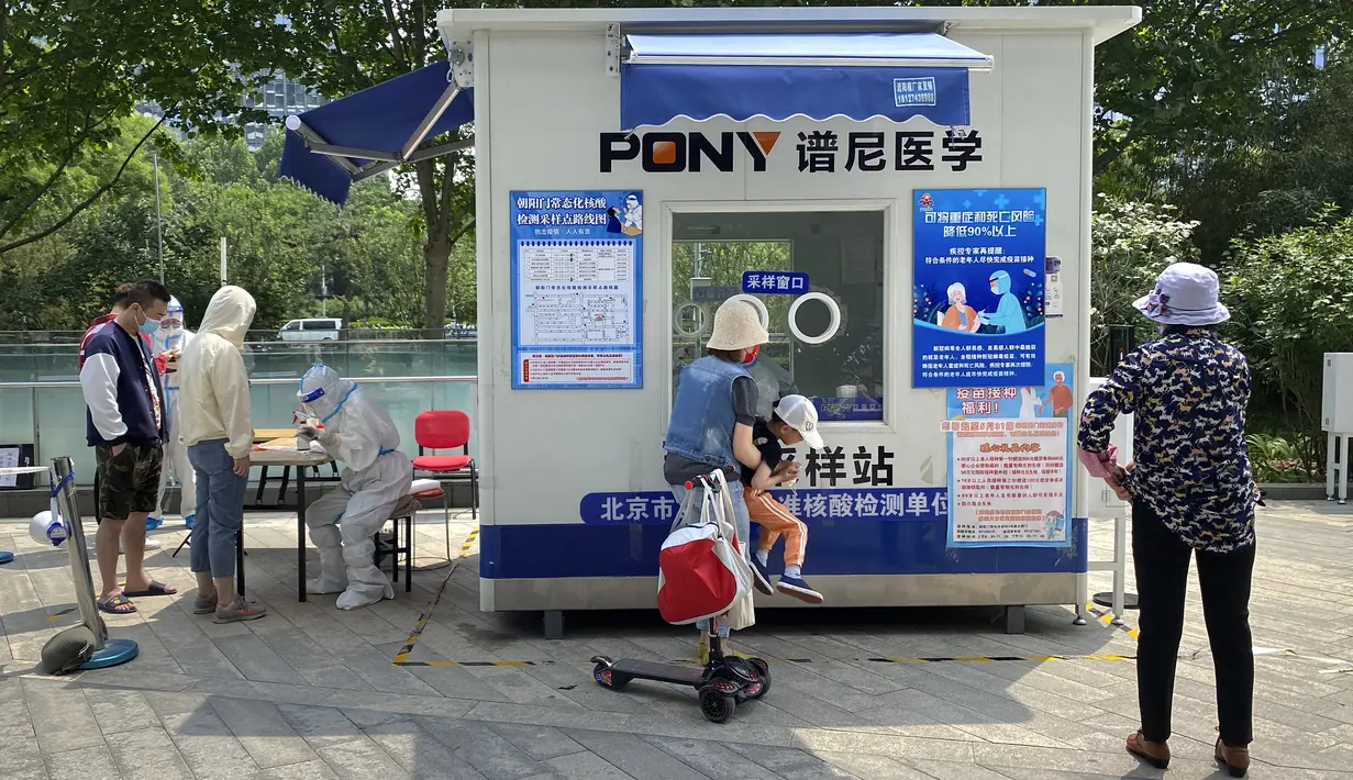 <p>Seorang petugas mendaftarkan orang untuk tes COVID-19 di tempat pengujian di Beijing, Kamis (19/5/2022). Sebagian wilayah Beijing menghentikan pengujian massal harian yang telah dilakukan beberapa minggu terakhir, tetapi banyak tempat pengujian tetap sibuk karena syarat tes negatif COVID-19 dalam 48 jam terakhir untuk memasuki beberapa bangunan di ibu kota China. (AP Photo/Mark Schiefelbein)</p>