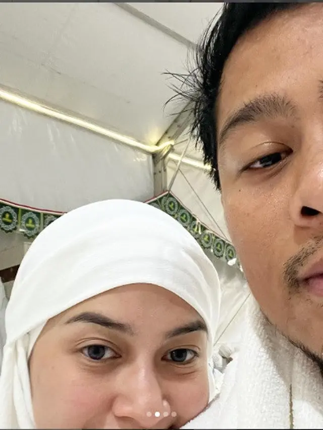 Nina Zatulini menunaikan ibadah haji 2023 bareng suami, Chandra Tauphan (Foto: instagram ninazatulini22)