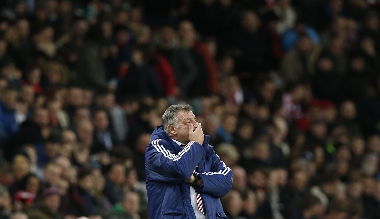 Pelatih Sunderland, Sam Allardyce terlihat kecewa dengan kekalahan dari Liverpool pada Lanjutan Liga premier Inggris di Stadion Light, Inggris, Kamis (31/12/31) dini hari WIB. (Reuters/Andrew Yates)