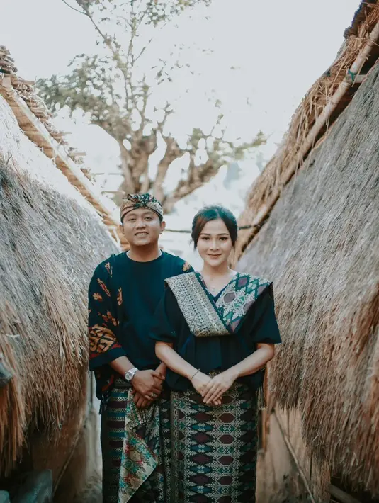 Bahkan di salah satu sesi couple photoshoot, Bella Bonita dan Denny Caknan terlihat mengenakan kain adat. Bella Bonita tampil cantik natural dengan riasan wajah minimalis yang tak berlebihan. [Foto: Instagram/denny_caknan]