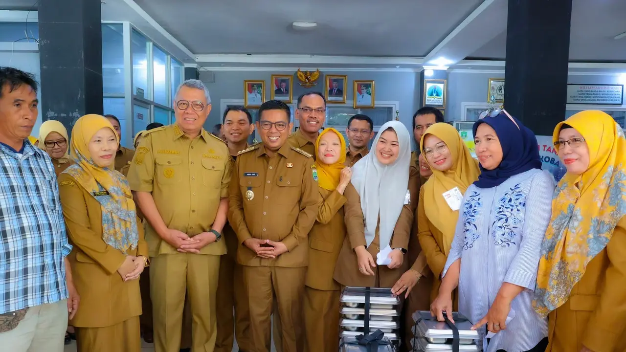 Wali Kota Tangerang Selatan, Benyamin Davnie saat memantau program makan bergizi gratis (MBG). (Istimewa)