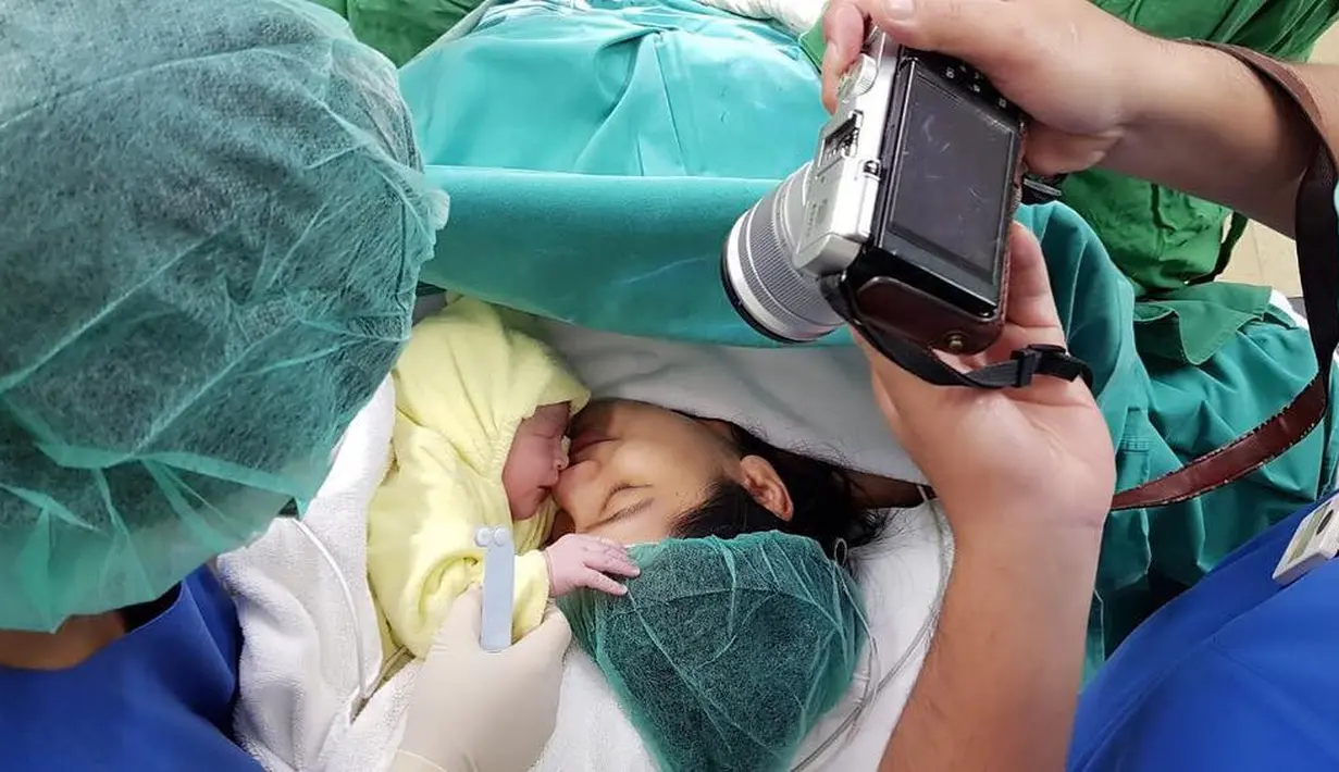 Titi juga menuliskan art nama anaknya yang lahir pada Selasa, 5 Desember 2017. “Kai artinya lautan yg indah, juga warrior, Attar artinya suci, murni (Arab) semoga menjadi org yg hatinya murni, soleh, baik, amin,” tulisnya. (Instagram/titi_kamal)