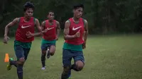 Pemain MSG, Hanif Abdurrauf, mengikuti latihan seleksi Timnas Indonesia U-19 di Lapangan POR Sawangan, Depok, Jawa Barat, Senin (1/8/2016). Persiapan itu dilakukan jelang turnamen Piala AFF U-19. (Bola.com/Vitalis Yogi Trisna)