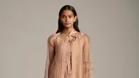 8 Pilihan Long Dress Brokat Warna Nude Terfavorit, Cocok untuk Undangan hingga Wisuda