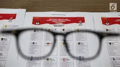 Contoh surat suara Pemilu 2019 di Kantor Komisi Pemilihan Umum (KPU), Jakarta, Kamis (13/12). KPU menggelar validasi untuk mencocokkan nama dan gelar caleg pada surat suara Pemilu 2019. (Liputan6.com/Faizal Fanani)