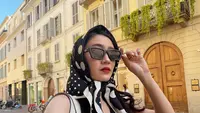 Febby Rastanty Tampil Klasik Pakai Scarf saat Liburan di Italia, Gayanya Cantik Elegan