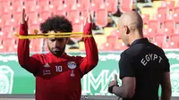 Striker Mesir, Mohamed Salah, mengikuti sesi latihan jelang laga Piala Dunia di Stadion Akhmat, Rusia, Selasa (12/6/2018). Kondisi cedera bahu yang berangsur pulih membuatnya siap tampil di Piala Dunia 2018. (AFP/Karim Jaafar)