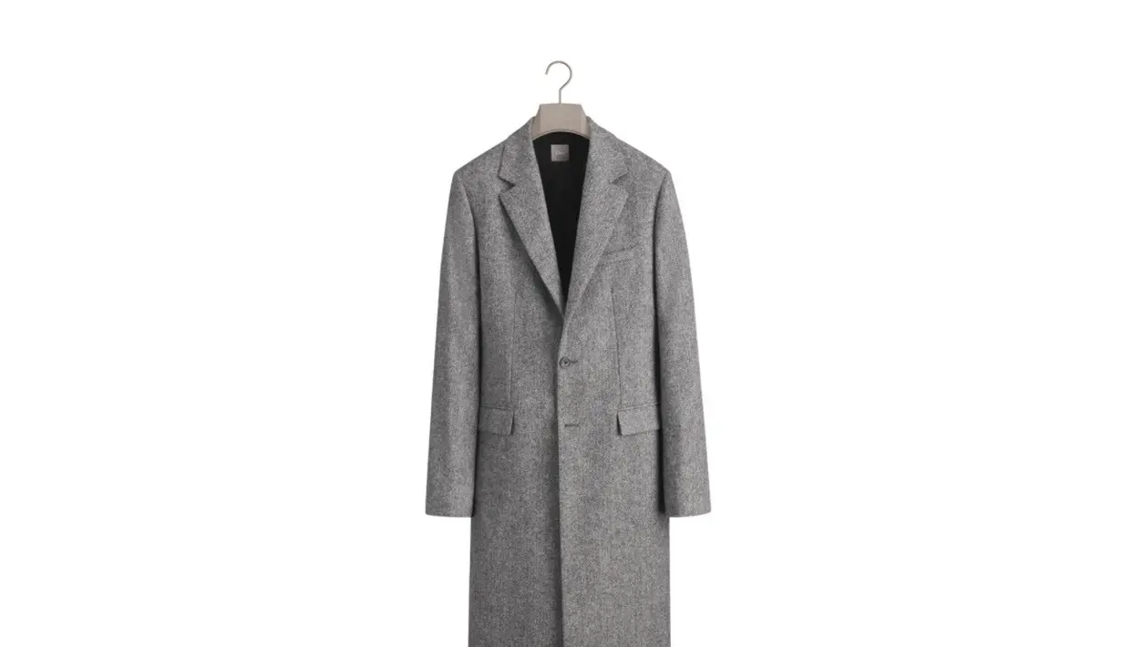 Mingyu tampil mengenakan coat siluet jas warna abu-abu dipadukan inner kemeja putih dan dasi maroon. [Dok. Dior]