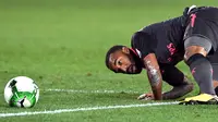 Alexandre Lacazette berusaha merebut bola saat bertanding melawan Sydney FC pada pertandingan persahabatan di Sydney (13/7). Lacazette hanya membutuhkan 15 menit untuk mencetak gol pertamanya untuk Arsenal. (AFP Photo/William West)