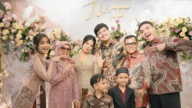 Potret Fuji di Acara Pertunangan Frans Faisal dan Indah Tri Pertiwi (credit: https://www.instagram.com/fuji_an/)