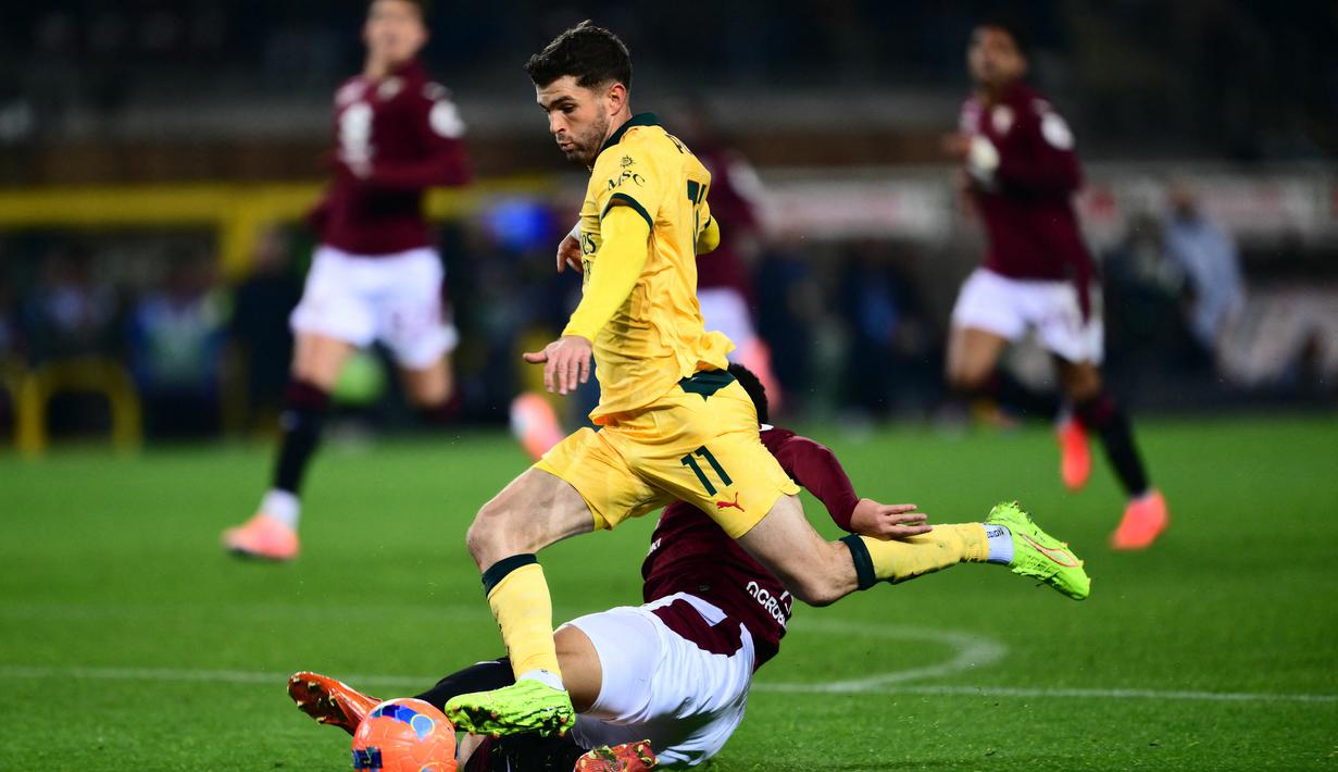 Pulisic menjadi pahlawan kemenangan Milan meski baru masuk pada babak kedua. Borong dua gol yang memastikan Rossoneri pulang dengan kemenangan 3-2. (AFP/Marco Bertorello)
