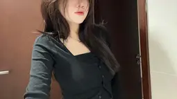 Dikenal berkat kecantikannya dan tubuhnya yang langsing, Kayess kini terlihat pede pamer perut buncit. Wanita 23 tahun ini sebentar lagi jadi ibu. Kayess berpose sendiri di depan cermin, mengenakan pakaian hitam yang memperlihatkan perut hamilnya. (Liputan6.com/IG/@ewkharis)