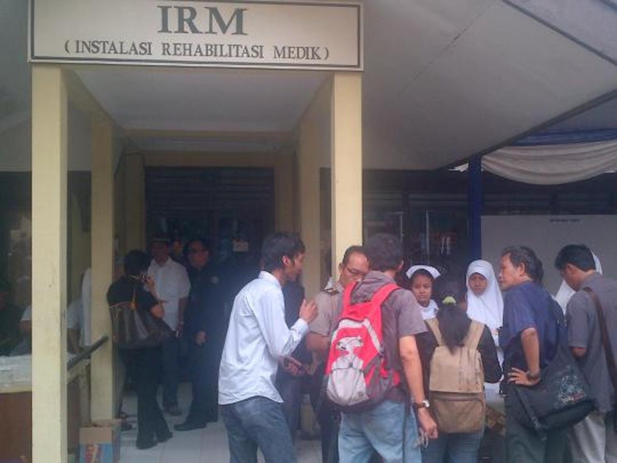 Tampak wartawan dengan duduk menunggu proses identifikasi korban Sukho 