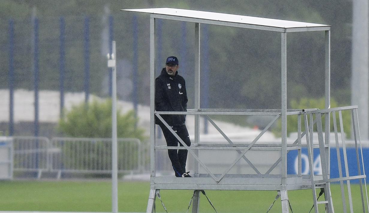 Pelatih Schalke, David Wagner, mengawasi para pemainnya selama sesi latihan di Gelsenkirchen, Jerman, Rabu, (29/4/2020). Schalke kembali menggelar latihan jelang rencana akan kembali bergulirnya Bundesliga di tengah pandemi COVID-19 pada Mei mendatang. (AP/Martin Meissner)