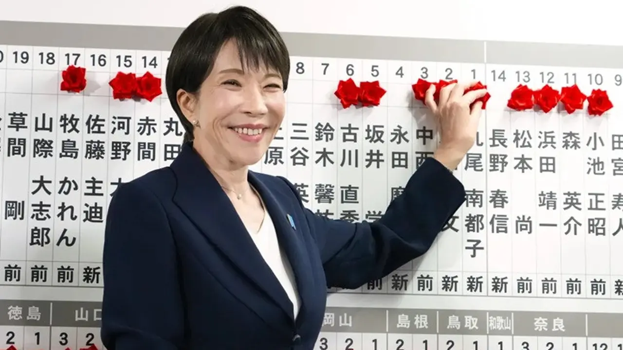 Sanae Takaichi, perdana menteri Jepang dan presiden LDP, memasang pin penanda kandidat pemenang pemilu Majelis Rendah di kantor pusat LDP di Tokyo, Minggu (8/2/2026).