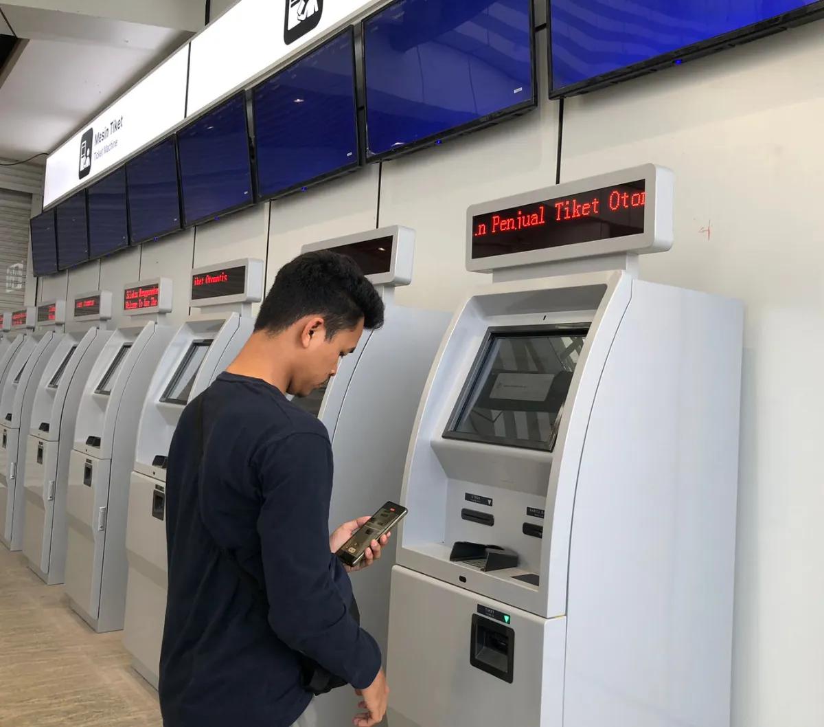 "Menurut saya sebanding sih, karenakan kecepatan dan kenyamannya. Kelas ekonomi juga lumayan," kata Farhan.