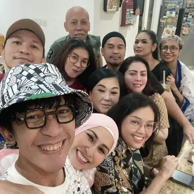 Artis buka bersama di rumah Iis Dahlia (Foto: Instagram @vinapanduwinata_real)