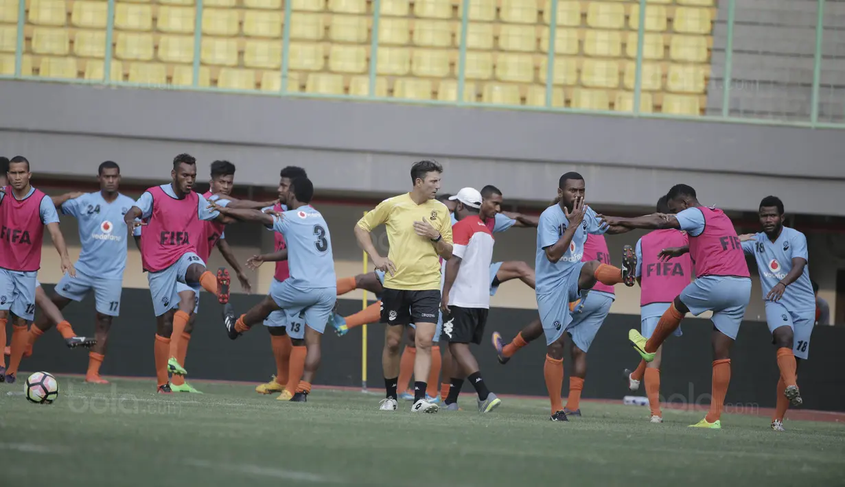 Pelatih Timnas Fiji, Christope Gamel, memimpin latihan jelang laga melawan Indonesia di Stadion Patriot, Bekasi, Jumat, (1/9/2017). Fiji akan menjalani laga Persahabatan melawan Indonesia. (Bola.com/M Iqbal Ichsan)