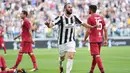 Selebrasi pemain Juventus, Gonzalo Higuain usai mencetak gol ke gawang Cagliari pada laga Serie A di  Turin, (19/8/2017). Juventus menang 3-0. (Alessandro Di Marco/ANSA via AP)