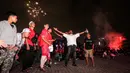 Para suporter Timnas Indonesia U-23 merayakan gol pertama yang dicetak oleh Ivar Jenner ke gawang Irak saat nonton bareng perebutan peringkat ketiga Piala Asia U-23 2024 di Kompleks Monumen Nasional (Monas), Jakarta, Kamis (03/05/2024). (Bola.com/Bagaskara Lazuardi)
