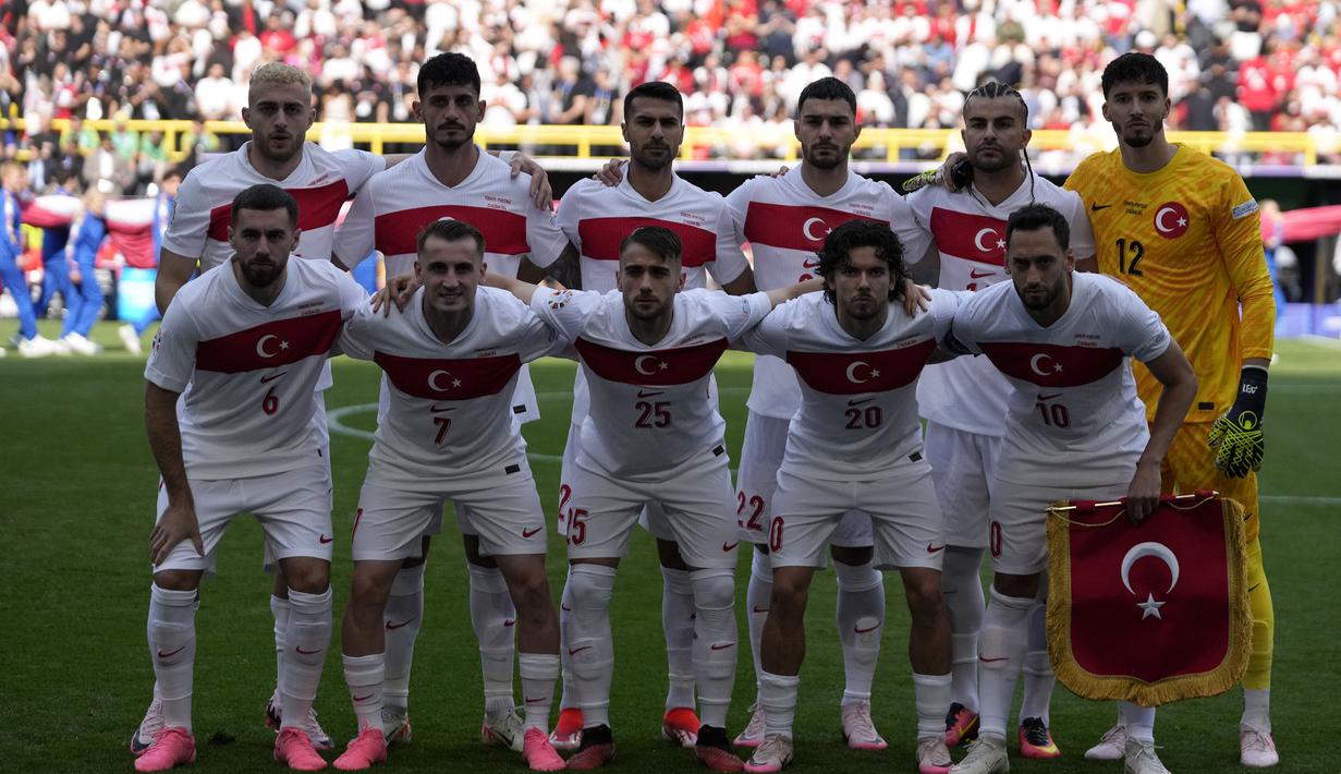 <p>Para pemain starting XI Timnas Turki berfoto bersama jelang dimulainya laga matchday kedua Grup F Euro 2024 menghadapi Timnas Portugal di Westfalenstadion, Dortmund, Jerman, Sabtu (22/6/2024). (AP Photo/Themba Hadebe)</p>