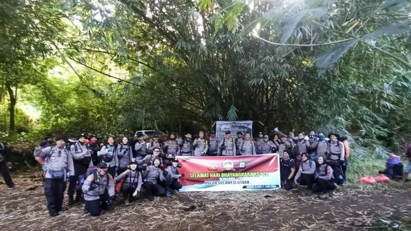 Rombongan pendaki gunung tertinggi di Sulut ini, terdiri dari beberapa Pejabat Utama Polda Sulut dan Polres Minahasa Utara, para Polwan, Tim Kesehatan dan Humas.