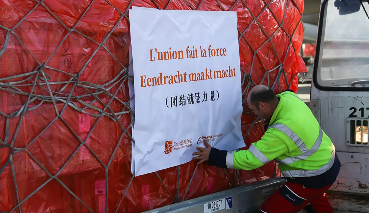 FOTO2:
Pasokan medis China untuk Belgia diturunkan di Bandara Liege, Liege, Belgia, Senin (16/3/2020). Bantuan 300 ribu masker wajah dari sumbangan badan-badan amal di China tersebut upaya negeri Tirai Bambu untuk membantu Belgia melawan penyebaran virus corona COVID-19. (Xinhua/Zhang Cheng)