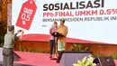 Salah seorang pengusaha berfoto bersama Presiden Jokowi dalam sosialisasi PPh Final UMKM 0,5% di Sanur, Bali, Sabtu (23/6). Pengusaha itu lebih memilih berfoto bersama Jokowi dibandingkan mendapat hadiah sepeda. (Liputan6.com/Pool/Biro Pers Setpres)