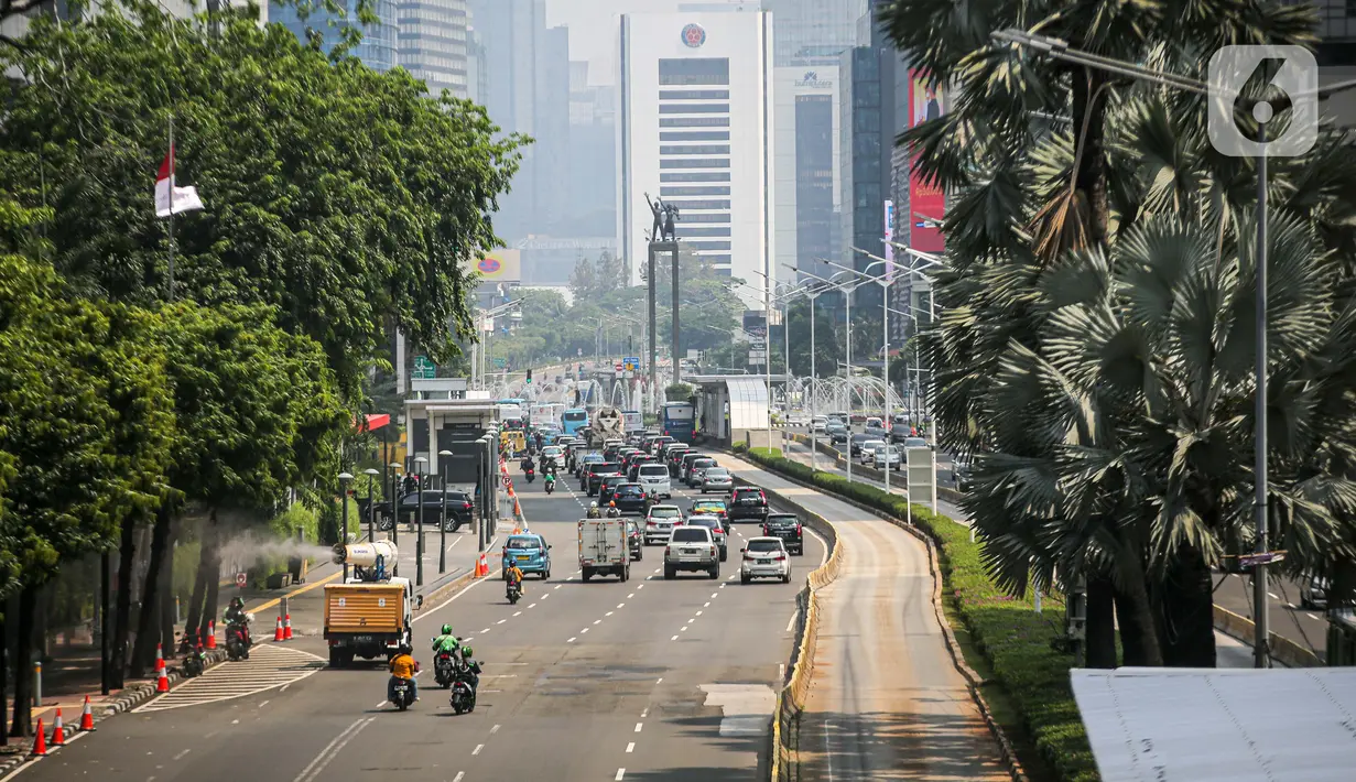 Suasana lalu lintas kawasan Jalan Thamrin, Jakarta, Selasa (22/9/2020). Kepala Dinas Perhubungan DKI Syafrin Liputo mengatakan selama sepekan PSBB Jakarta terjadi penurunan yang fluktuatif pada volume kendaraan masuk ke Ibu Kota mulai dari 5 persen hingga 19 persen.  (Liputan6.com/Faizal Fanani)