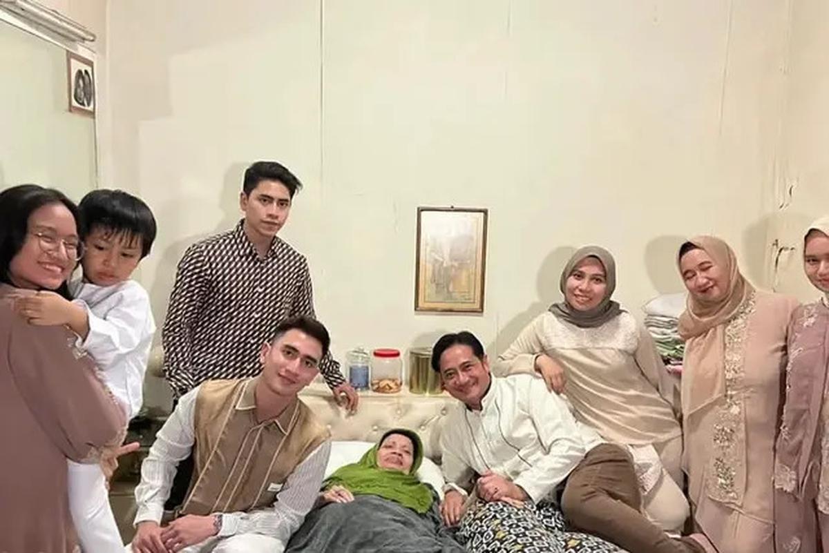Sang Nenek Meninggal Dunia, Ini 6 Potret Verrell Bramasta Antar ke Peristirahatan Terakhir