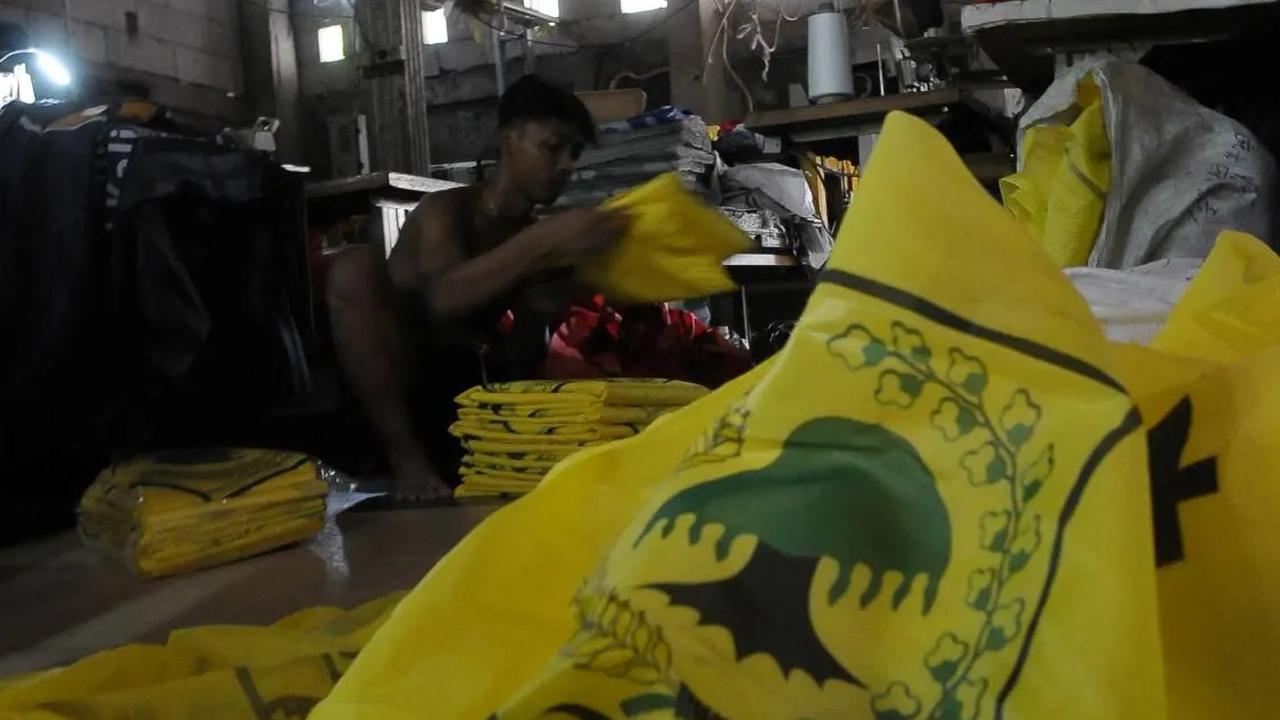 Atribut semua partai yang ramai dipesan itu terdiri dari bendera berukuran sedang hingga besar dengan nama-nama caleg partainya.