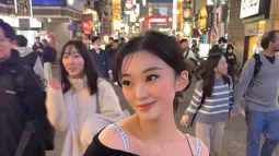 Di Tokyo, Livy memamerkan gaya yang lebih tertutup dengan crop top hitam lengan panjang. Pilihan warna netral ini membuat kesan chic sekaligus misterius, menonjolkan aura dewasa dari sosoknya. Meski terlihat simpel, outfit tersebut tetap memberikan kesan classy yang khas Livy.  (Liputan6.com/IG/@livyrenata)