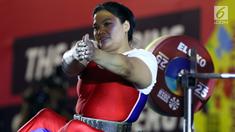 Atlet Para Powerlifting Indonesia, Nurtani Purba bersiap melakukan angkatan beban di kelas Womens Up 73kg Asian Para Games 2018 di Jakarta, Rabu (10/10). Nurtani Purba meraih perak dengan total angkatan 1115 kg. (Liputan6.com/Helmi Fithriansyah)