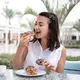 Mengonsumsi dessert di musim panas bisa meningkatkan mood selama seharian. (Foto/dok: Freepik/pvproductions)