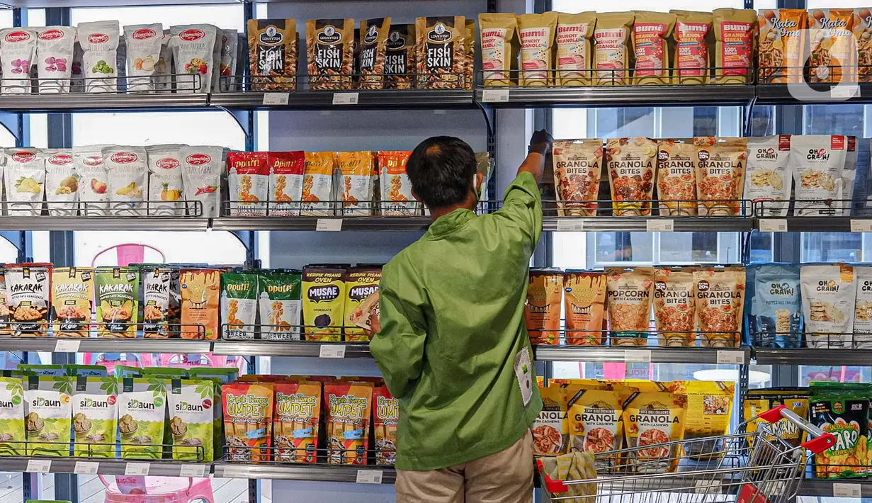 Pengunjung memilih produk Usaha Mikro, Kecil, dan Menengah (UMKM) yang dijual di M Block Market, Jakarta, Minggu (14/3/2021). M Block Market menjual berbagai produk buatan dalam negeri dalam rangka mendukung program pemerintah terkait kemudahan berusaha bagi UMKM. (Liputan6.com/Faizal Fanani)