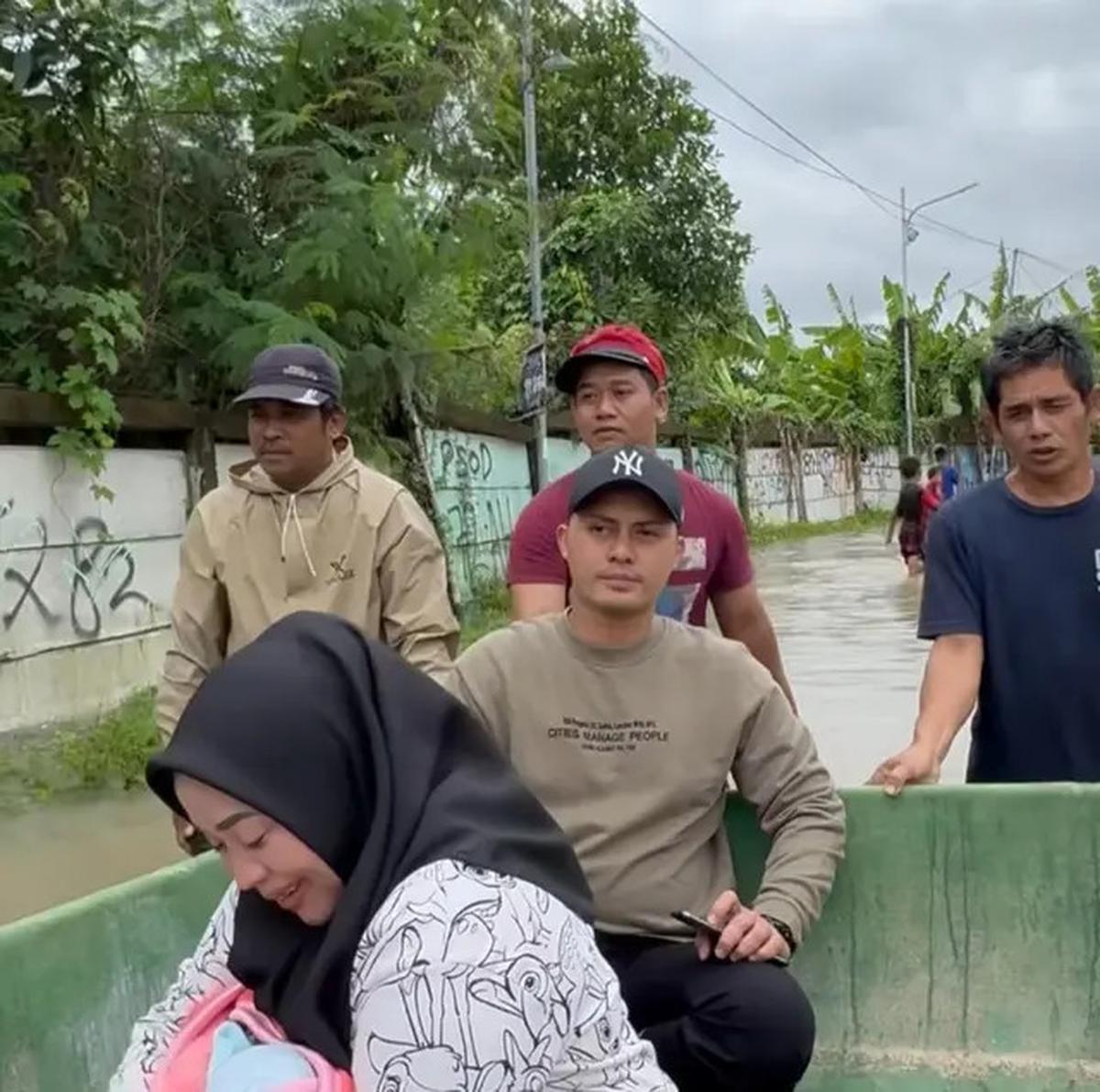 7 Potret Muzdalifah Ikut Suami Tinjau Banjir Tangerang, Bantu Evakuasi Bayi