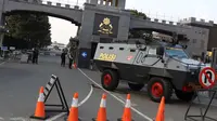 Suasana di depan pintu gerbang Mako Brimob Kelapa Dua, Depok, Jawa Barat, Rabu (9/5). Lima polisi gugur dalam rusuh di Mako Brimob akibat bentrok fisik dengan para napi saat berusaha menenangkan situasi. (Liputan6.com/Immanuel Antonius)