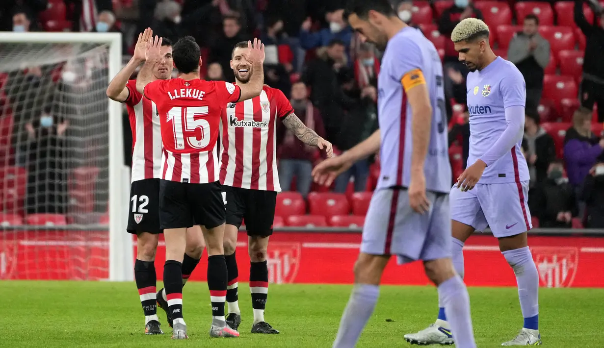 Para pemain Athletic Bilbao merayakan kemenangan atas Barcelona pada laga leg pertama babak 16 besar Copa Del Rey 2021/2022 di San Mames Stadium, Bilbao (20/1/2022). Dari total 237 laga di semua ajang, Barcelona tercatat kalah sebanyak 79 kali dari Athletic Bilbao dan menang dalam 119 laga. (AFP/Cesar Manso)