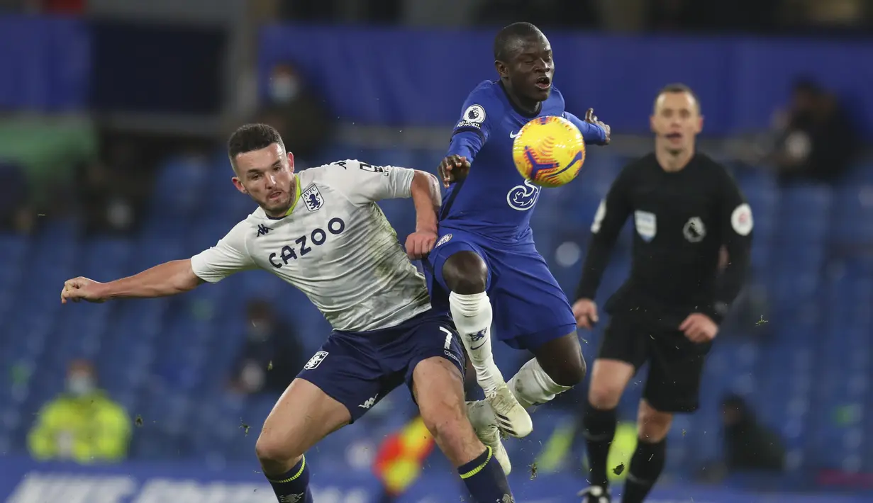Gelandang Chelsea, Ngolo Kante berebut bola dengan pemain Aston Villa, John McGinn pada pertandingan lanjutan Liga Inggris di Stamford Bridge, London, Selasa (29/12/2020). Tambahan satu poin membuat Chelsea kini mengoleksi 26 angka dari 16 laga. (Catherine Ivill/Pool via AP)