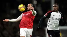 Pemain Rotherham United Dexter Lembikisa (kiri) berebut bola dengan pemain Fulham Issa Diop pada pertandingan sepak bola putaran ketiga Piala FA di Craven Cottage, London, Inggris, Jumat (5/1/2024). (Adam Davy/PA via AP)