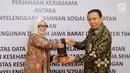 Direktur Komersial PT Bank BJB, Tbk Suartini (kiri) dan Direktur Keuangan dan Investasi BPJS Kesehatan Kemal Imam Santoso (kanan) bertukar cinderamata usai penandatanganan kerjasama, Jakarta, Rabu (22/11). (Liputan6.com/Angga Yuniar)