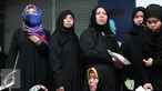 Sejumlah Tenaga Kerja Indonesia (TKI) menunggu bus di Bandara Soekarno Hatta,Tangerang, Rabu (11/11). Sebanyak 450 WNI overstayers dan TKI undocumented dari Jeddah, Arab Saudi dipulangkan pemerintah Indonesia. (Liputan6.com/Angga Yuniar)