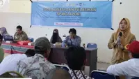 Pranata Humas Ahli Pertama Diskominfo Kaltim Mardiasih memaparkan tentang kanal pengaduan publik terintegrasi kepada masyarakat Kelurahan Riko, Kecamatan Penajam, Kabupaten Penajam Paser Utara.