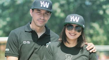 Couple Goals Lihat Cara Saling Sayang Darius Sinathrya Donna Agnesia Dan 5 Artis Ini News Entertainment Fimela Com