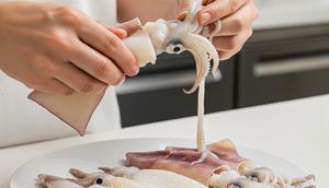 Bersihkan Cumi Secara Menyeluruh/ Ilustrasi AI