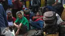 Calon pemudik beristirahat menunggu bus antar provinsi di Terminal Rawamangun, Jakarta, Rabu (15/7/2015). Pemudik yang berangkat dari Rawamangun meningkat hingga 15 persen. (Liputan6.com/Faizal Fanani)