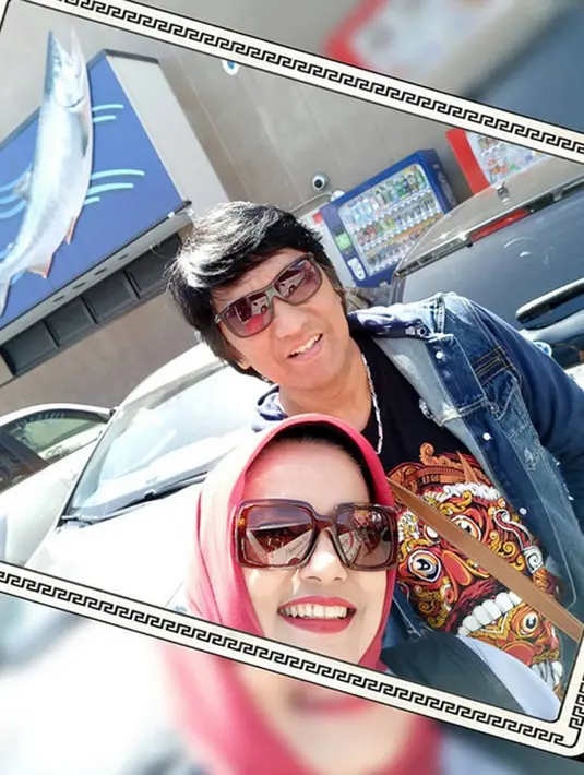 Ibu dua anak itu sedang honeymoon di Jepang bersama dengan suami tercintanya. 31 tahun membina rumah tangga dengan pahit getirnya rumah tangga selama bersama. Belakangan ini, ia merasa ada yang akan mengoyang rumah tangganya. (Instagram/marissahaque)