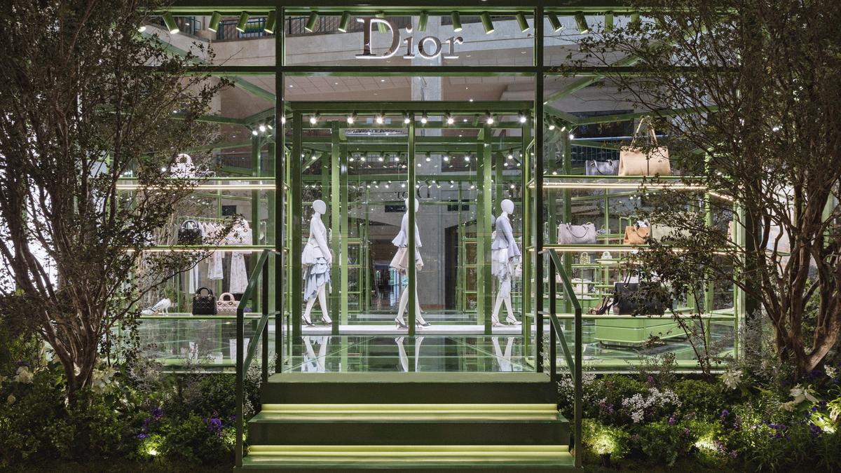 Dior Bawa Taman Paris ke Jakarta, Hadirkan Pengalaman Fashion Immersive di Plaza Senayan